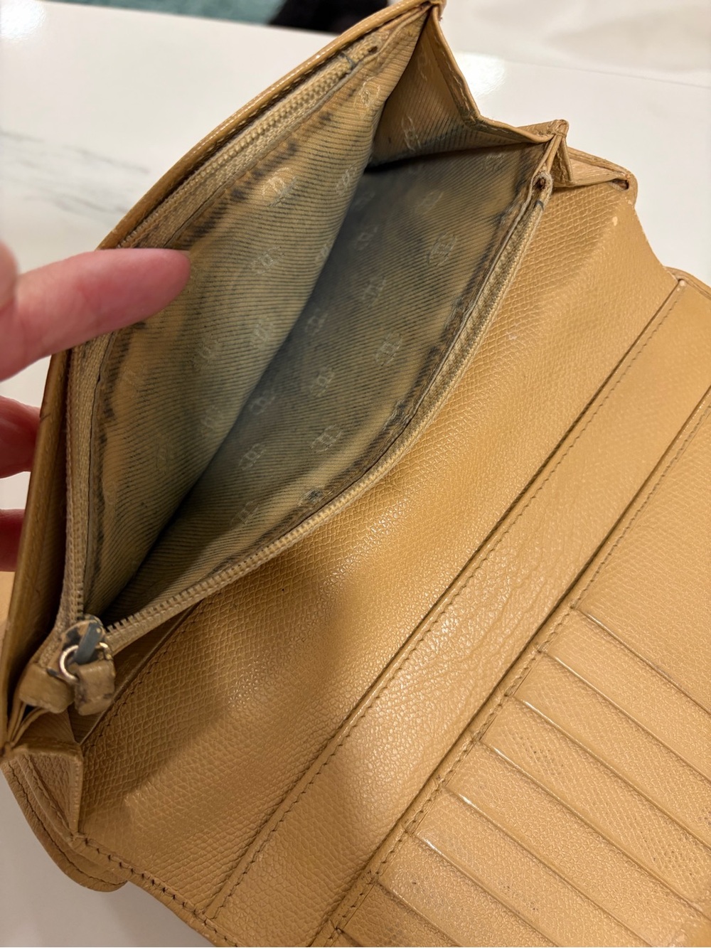 Chanel button bifold long wallet in Tan leather - Picture 11 of 16